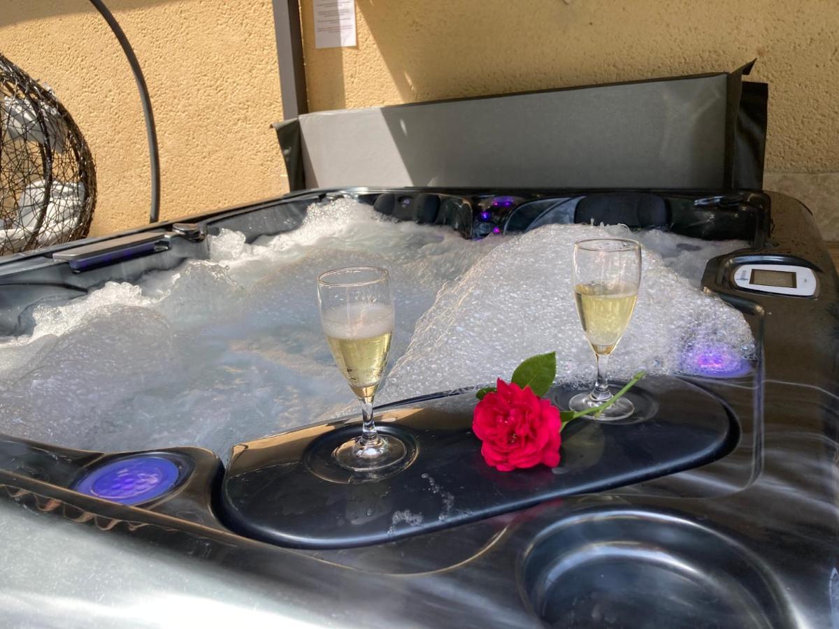 Gite Des Combes Blanches Avec Piscine Et Jacuzzi Frayssinet-le-Gelat Bagian luar foto